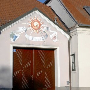 Sonnenuhr und Spionfenster