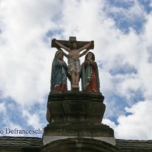 Kreuzigung Christi am Torbogen in Trier