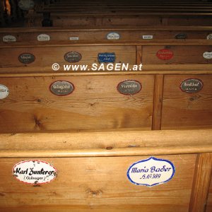 Sitzplätze in der Kirche