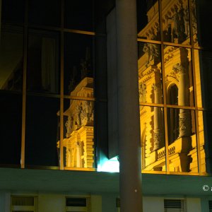Alte Fassade in neuem Spiegel