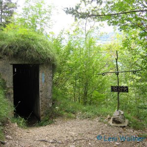 Kreuz am Tunnelausgang