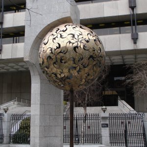 Skulptur vor Bank of Ireland