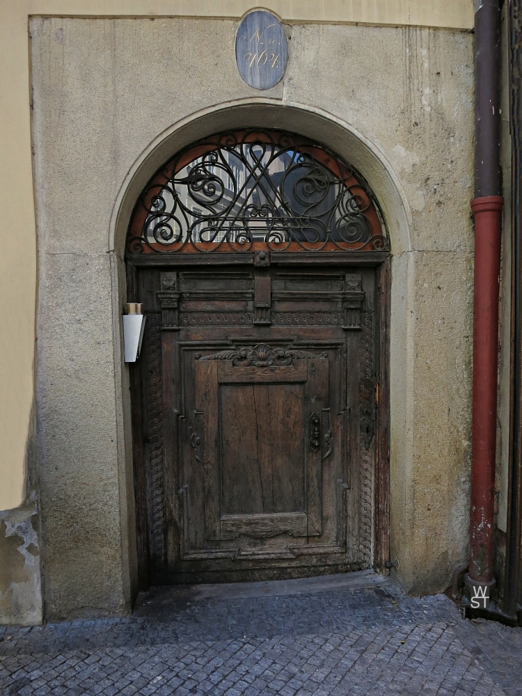 02 Alte Tür in der Prager Altstadt.