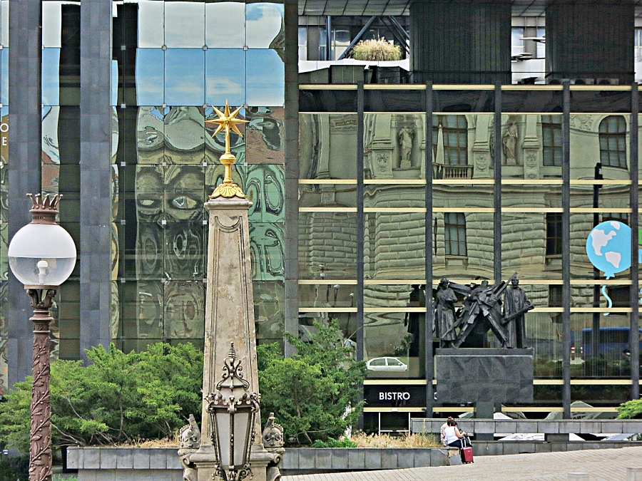 21 Spiegelung Nationalmuseum in der Staatsoper