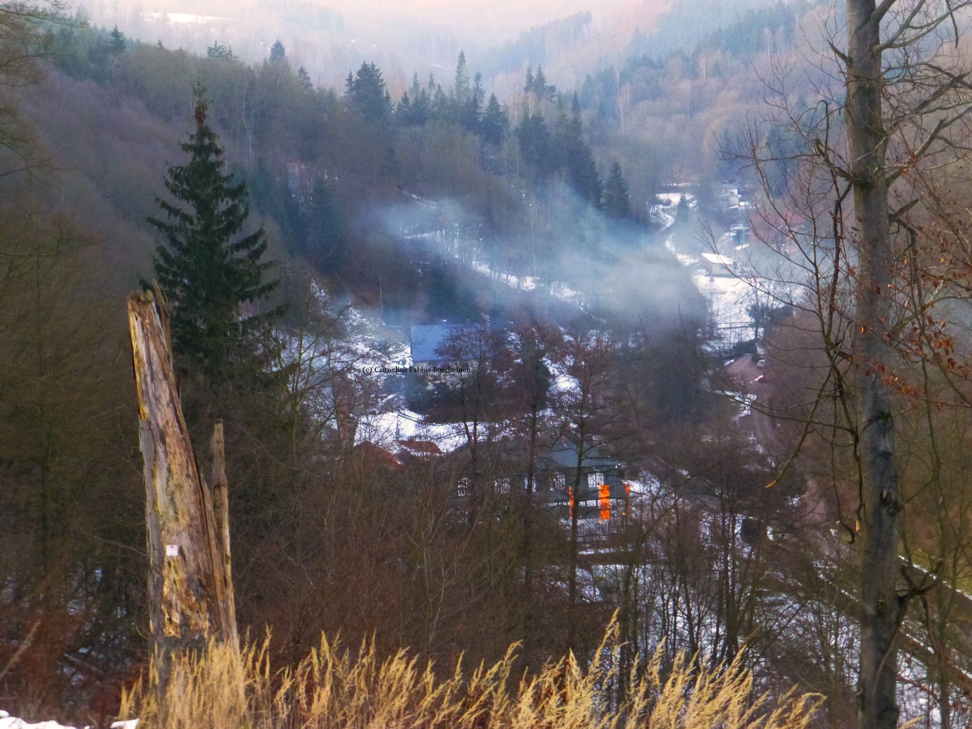 abendlicher Nebel zieht gespenstisch durch die Täler. Wanderung zur Lutherb