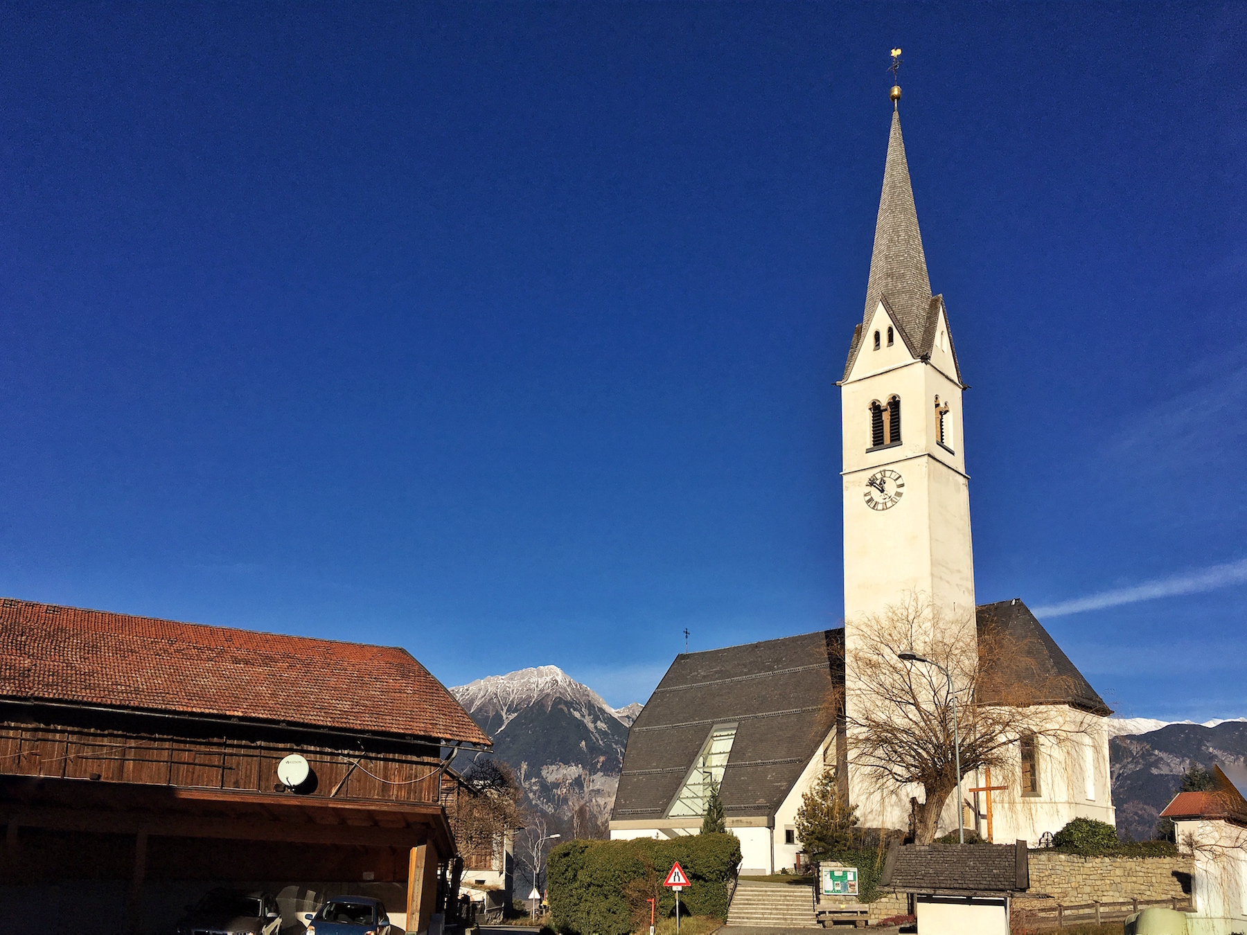 Aldrans Martinskirche, Schalenstein - Kultschale mit Kanal