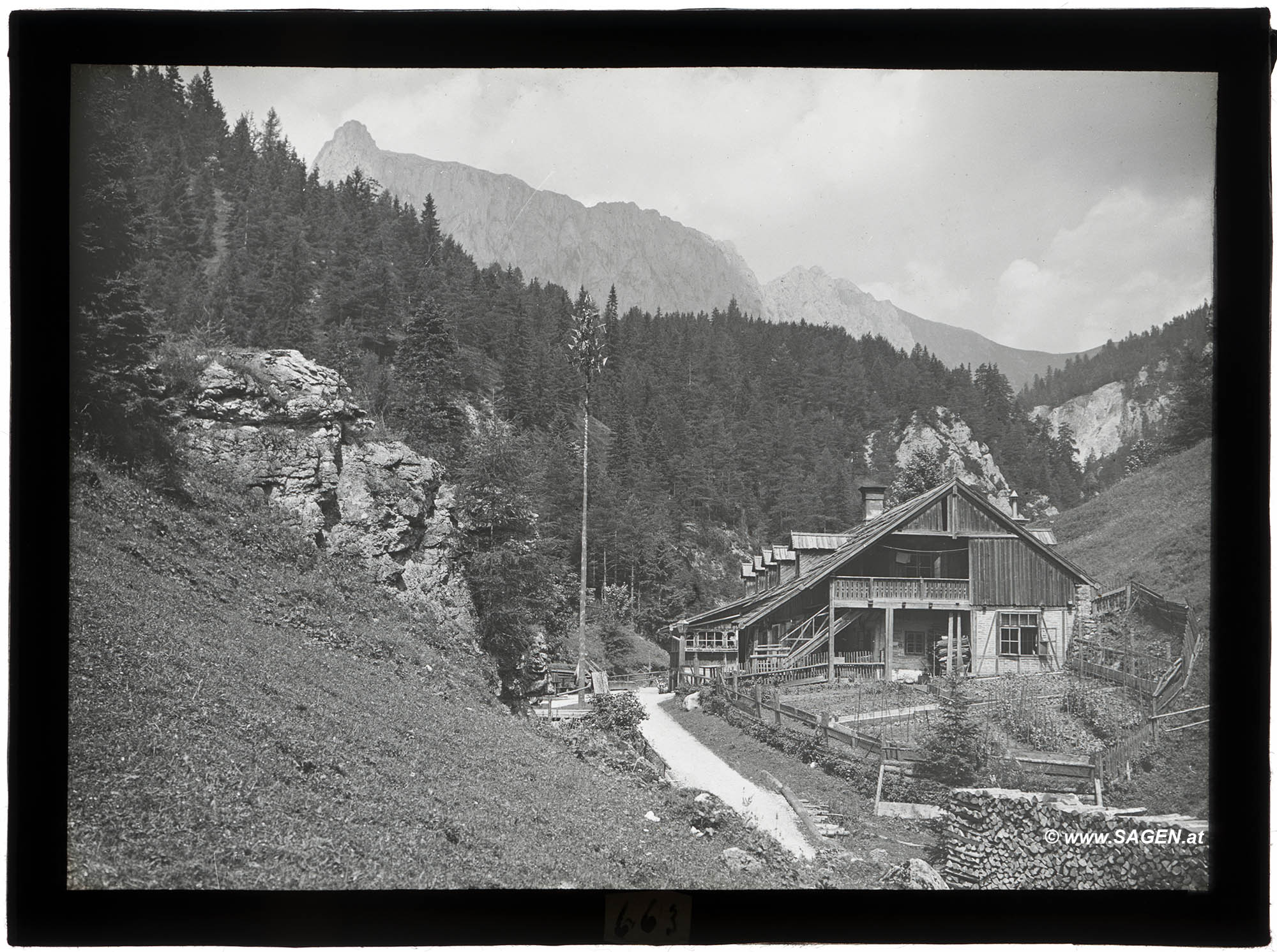Alpengasthaus Schwabenbartl in der Fölz mit Mitteralmturm, Hochschwabgebiet