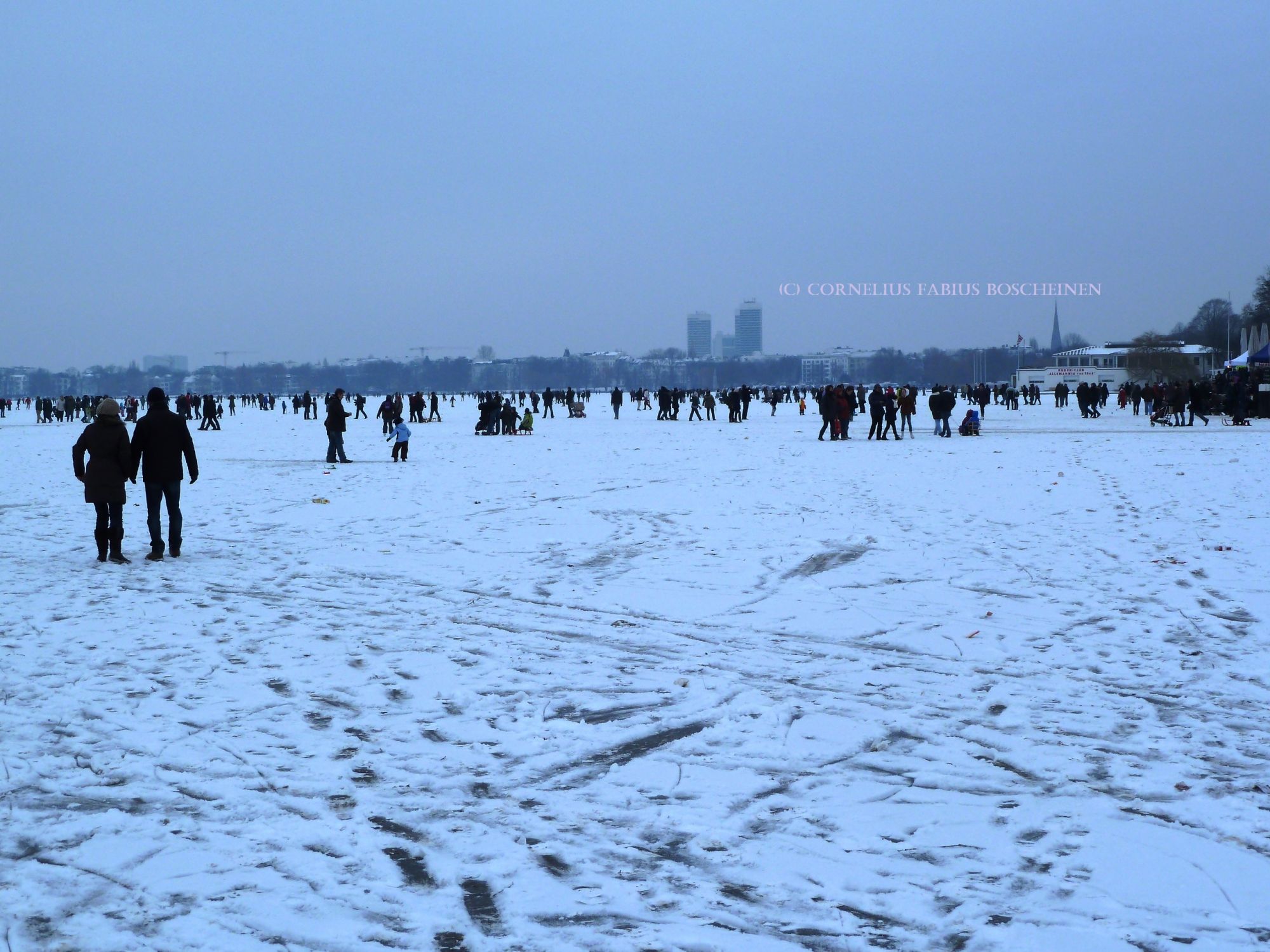 Alstervergnügen im Winter 2012. als die Menschen über die Alster spazierten