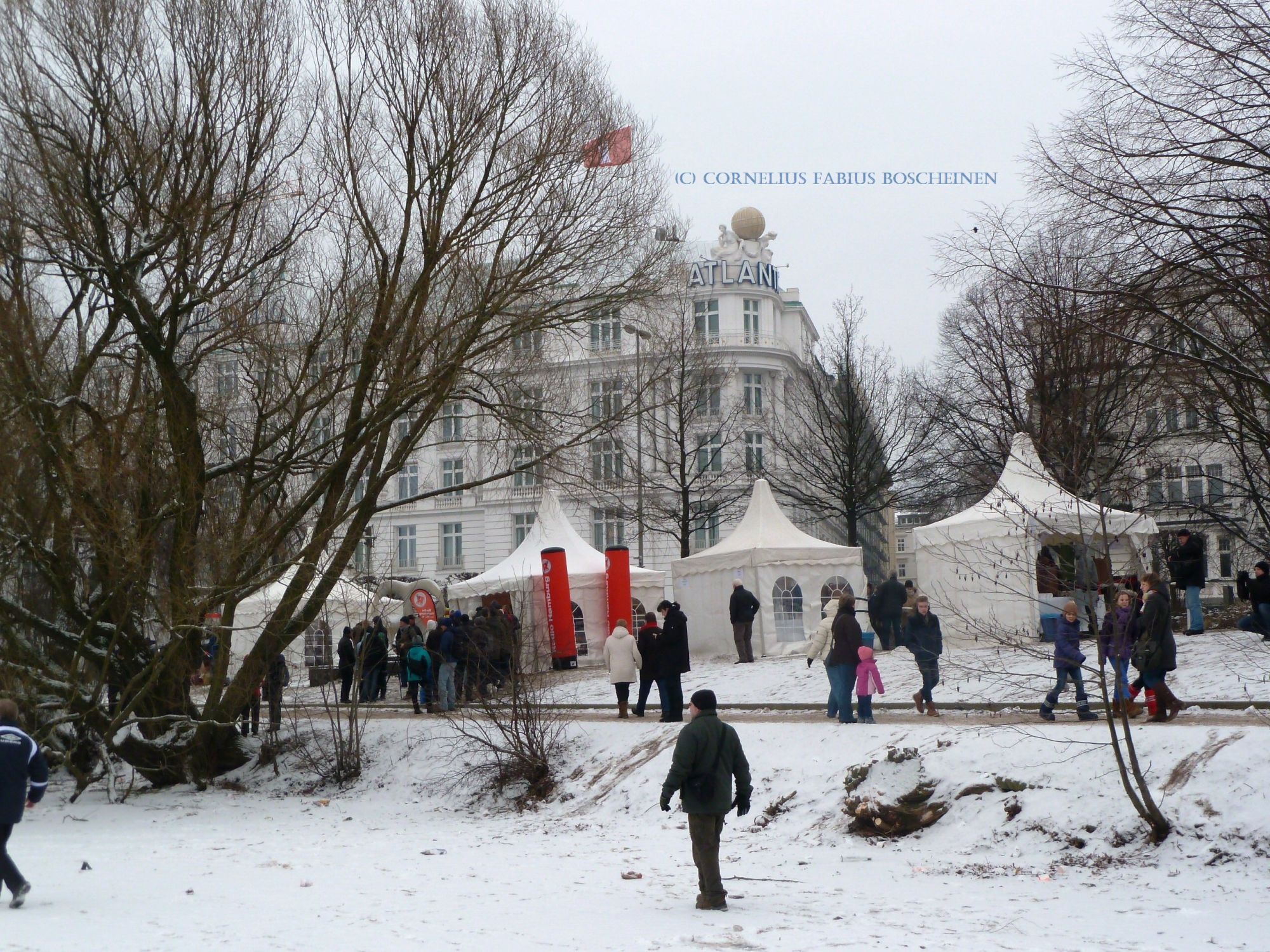 Alstervergnügen im Winter 2012. als die Menschen über die Alster spazierten