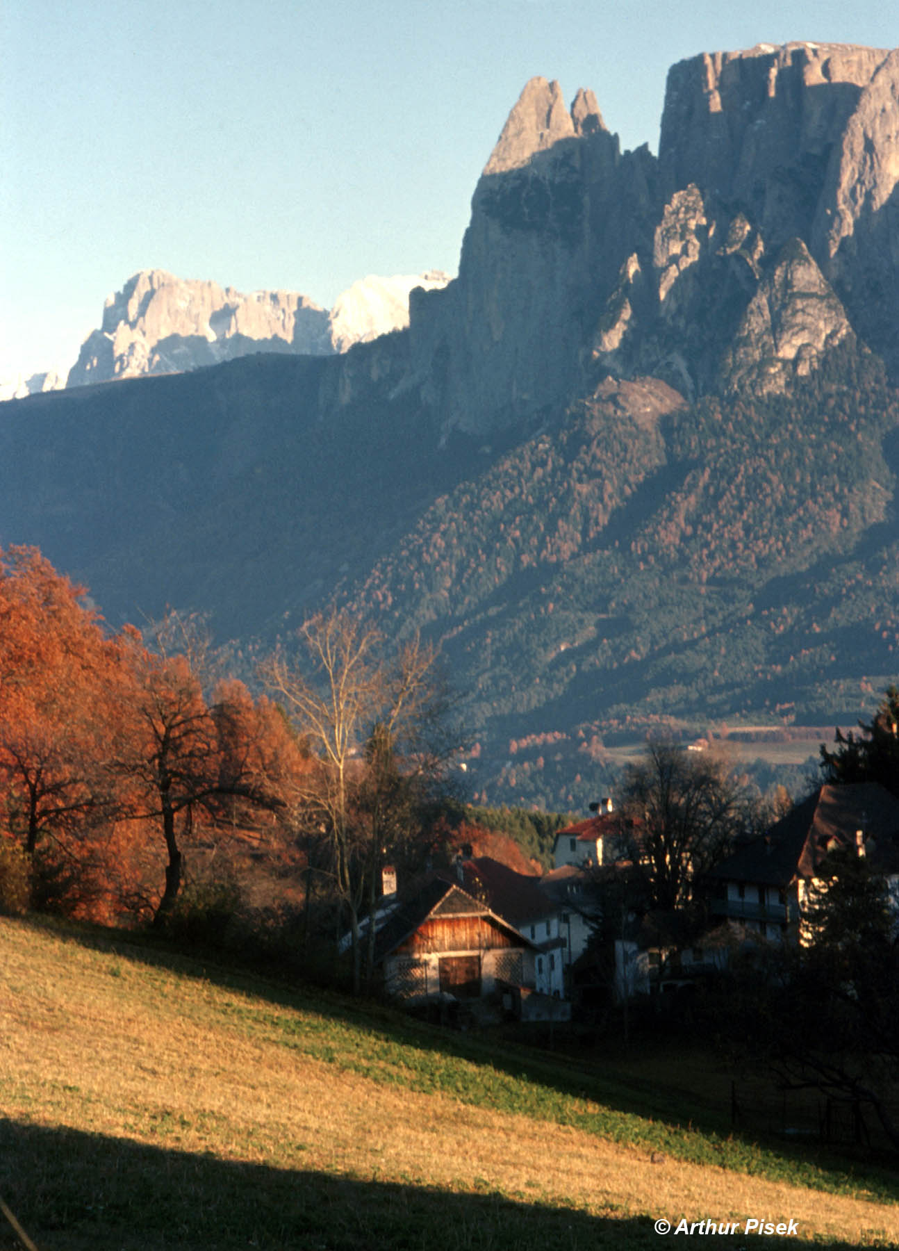 Am Ritten bei der Bahnstation Klobenstein mit Blick auf den Schlern