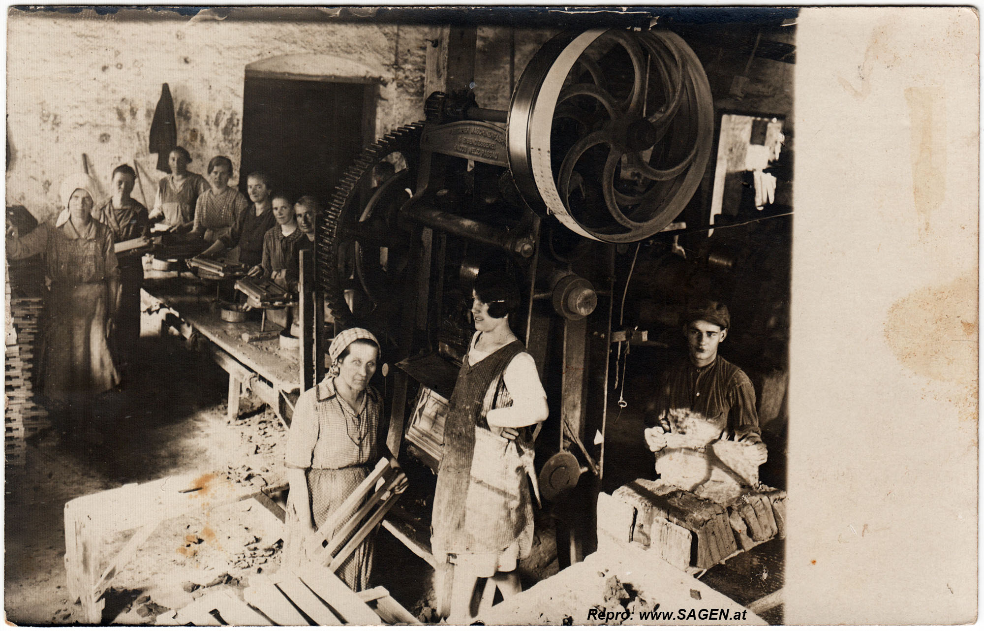 Arbeiterinnen in Dachziegelfabrik