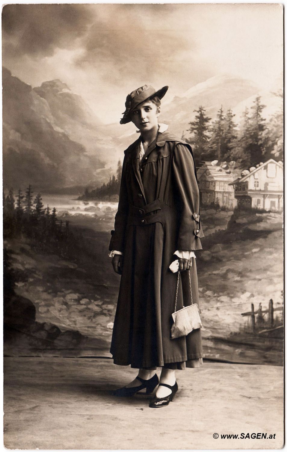 Atelierporträt einer Dame 1915