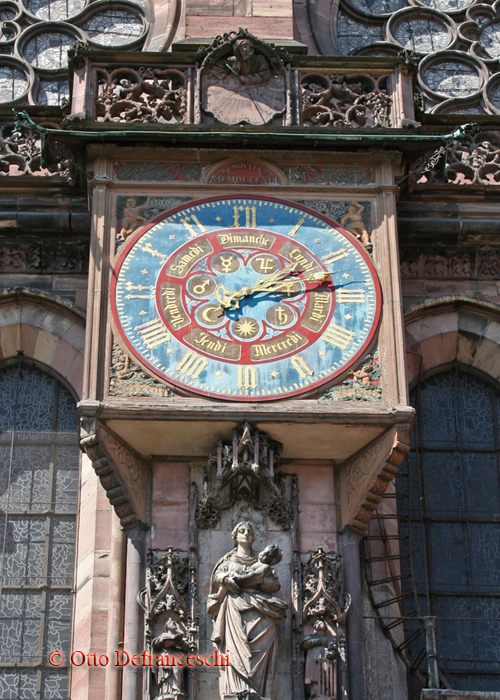 Außenuhr am südlichen Seitenportal des Münsters in Straßburg