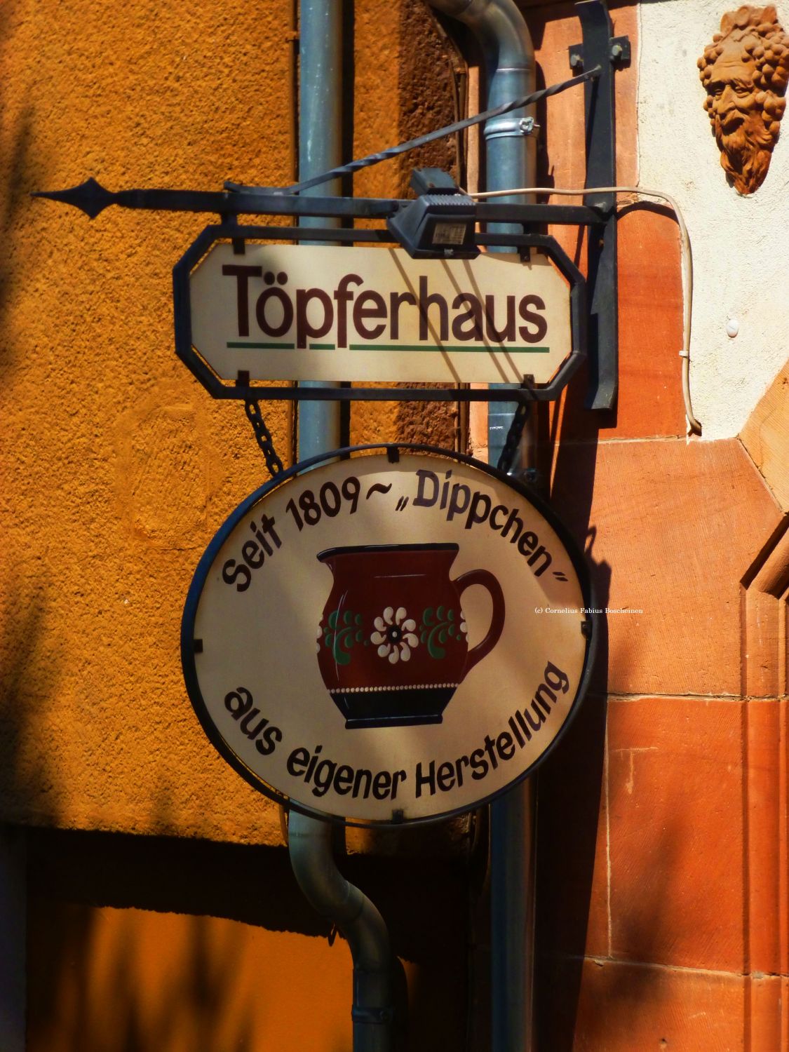 Ausleger des Marburger Töpferhauses.