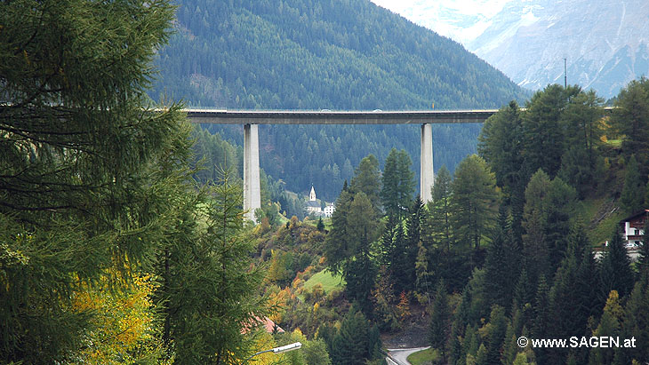 Autobahnbrücke, Blick ins Obernbergtal