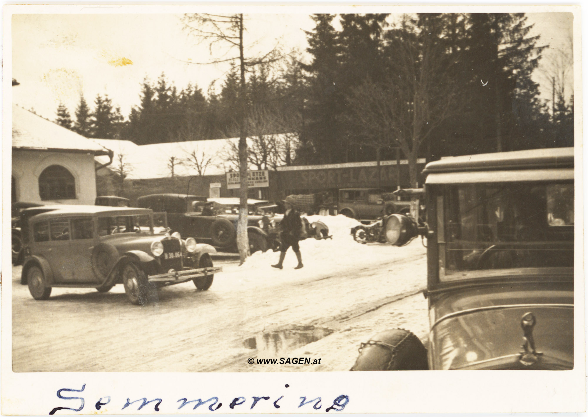 Autos am Parkplatz Semmering