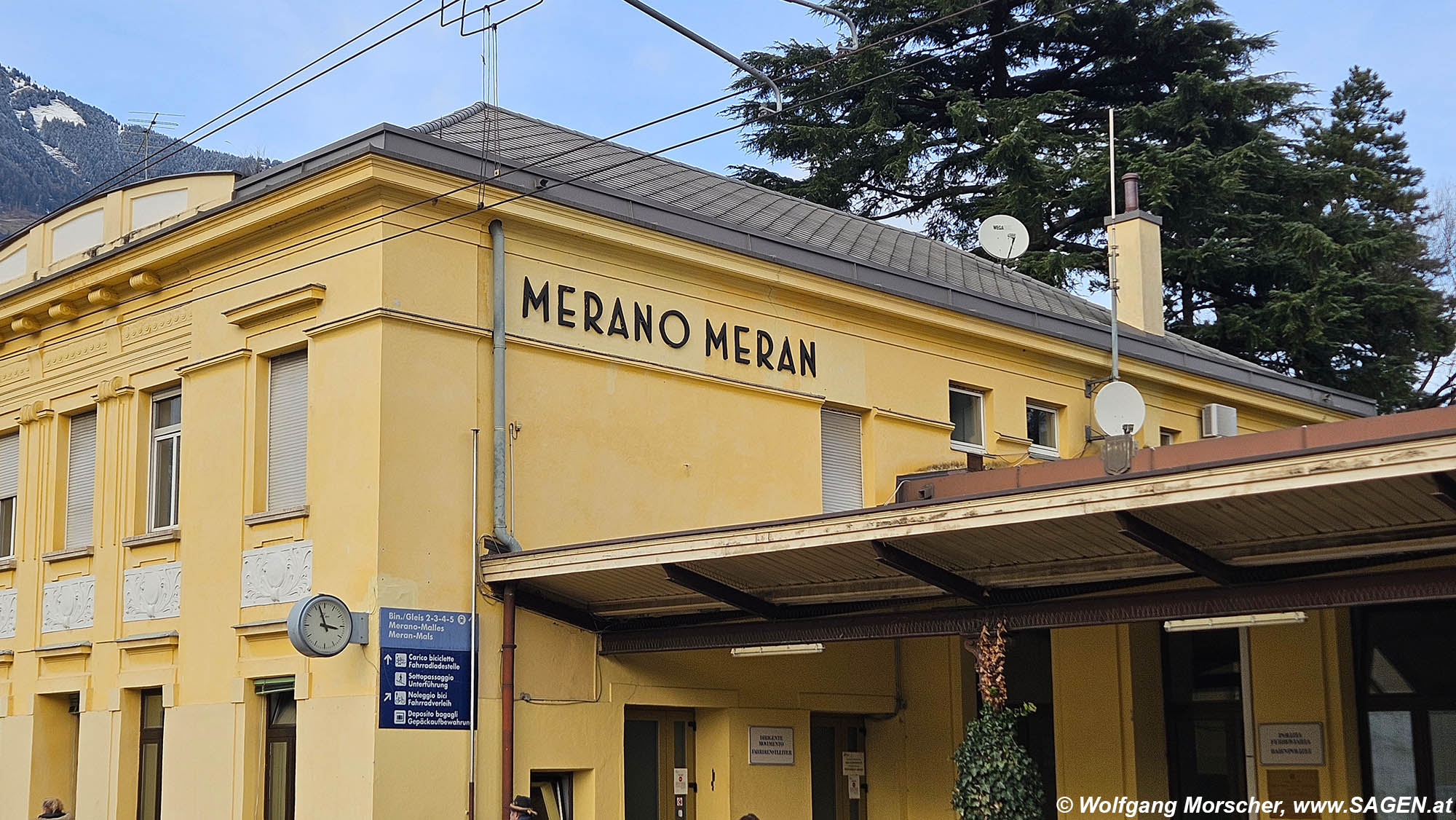 Bahnhof Meran: Schriftzug