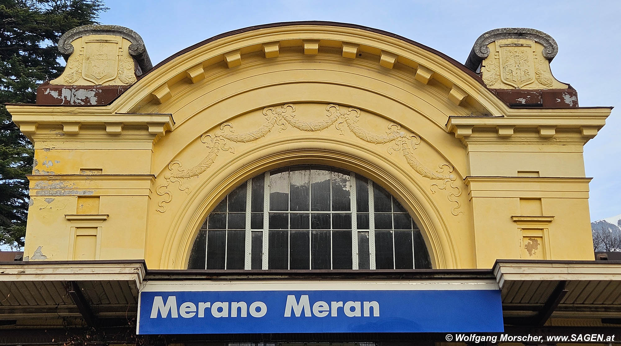 Bahnhof Meran: Wappen und Verzierungen