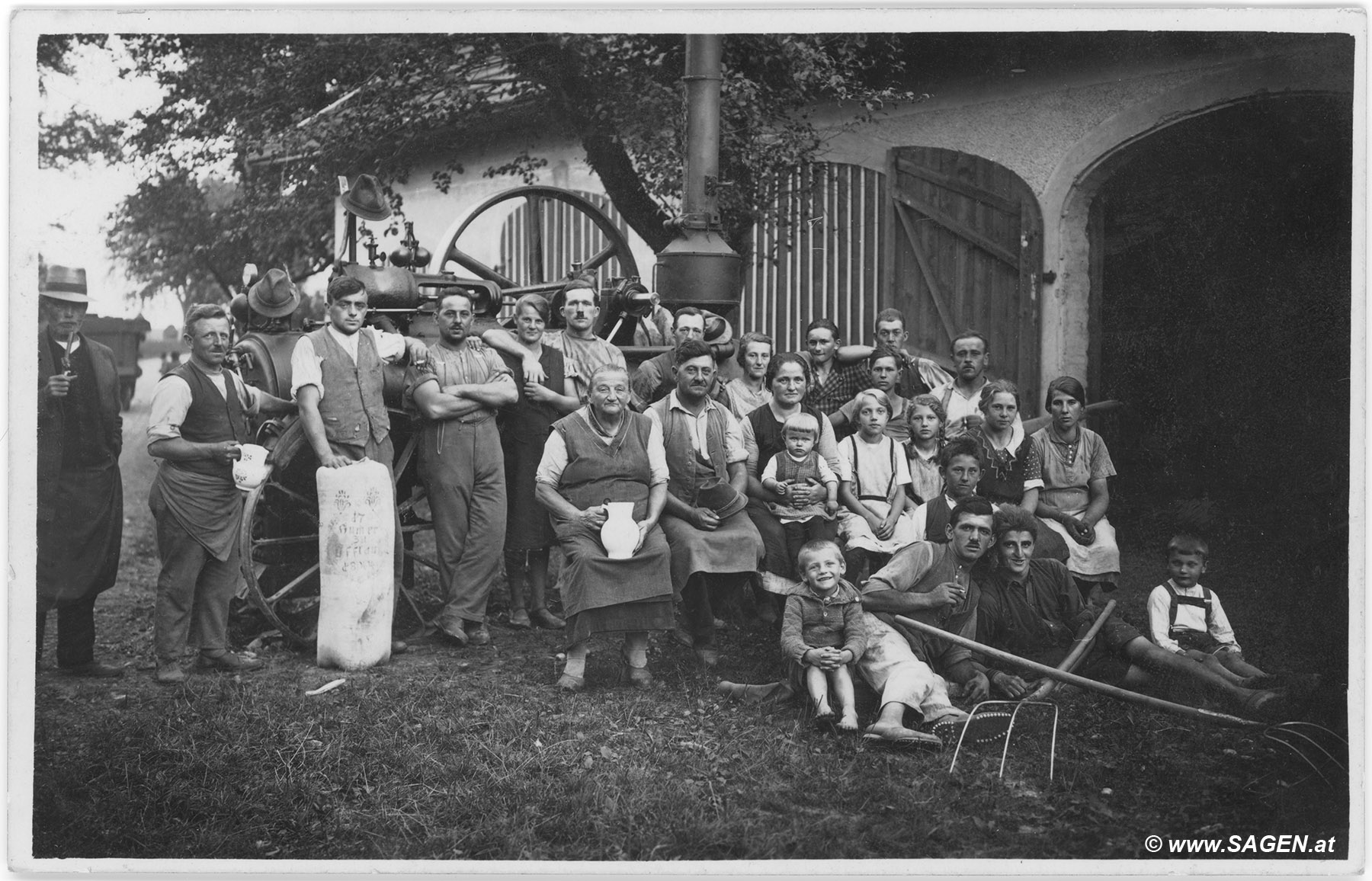 Bauernfamilie beim Dreschen 1932