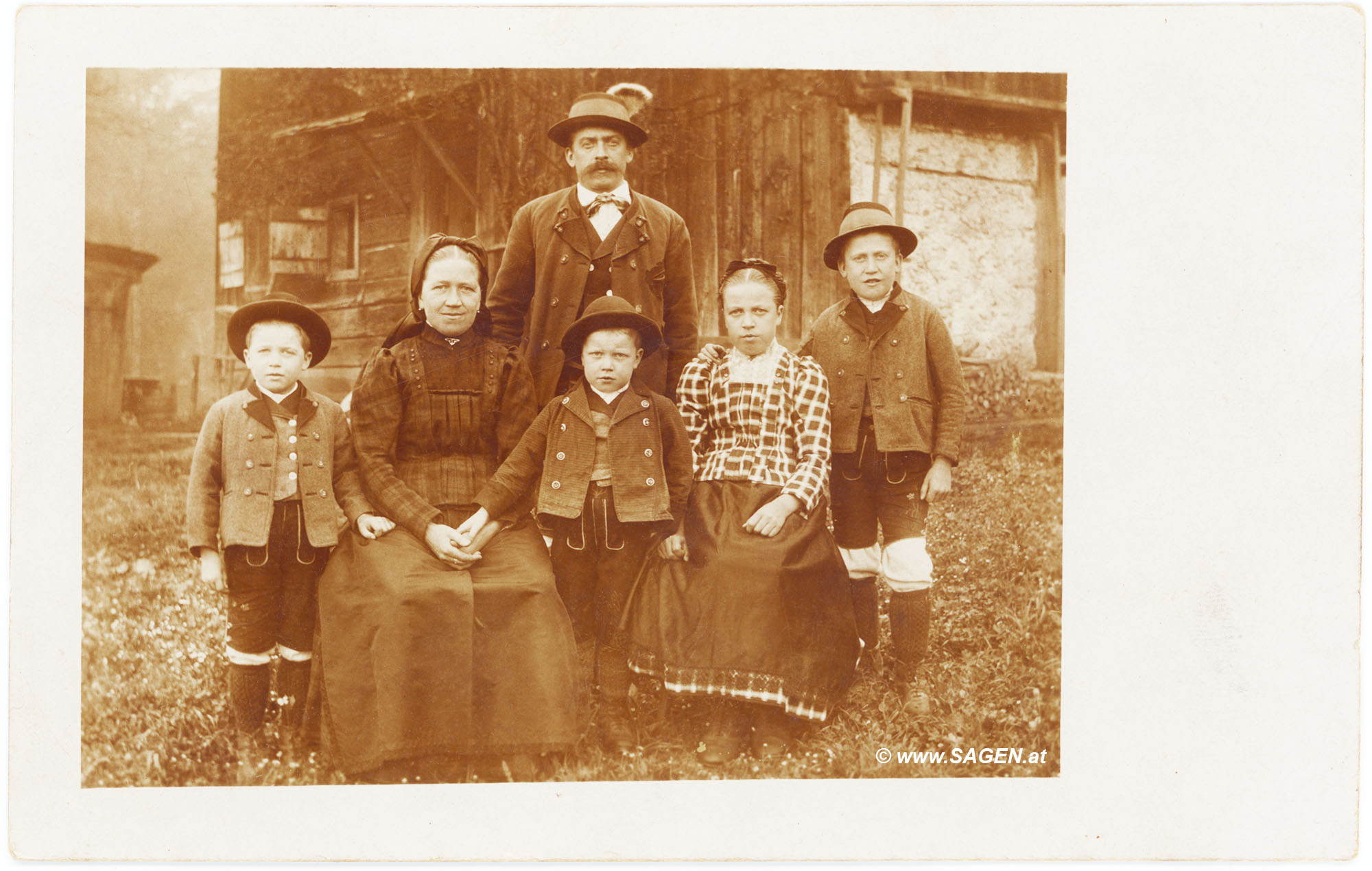 Bauernfamilie in Tracht vor dem Hof, Oberösterreich