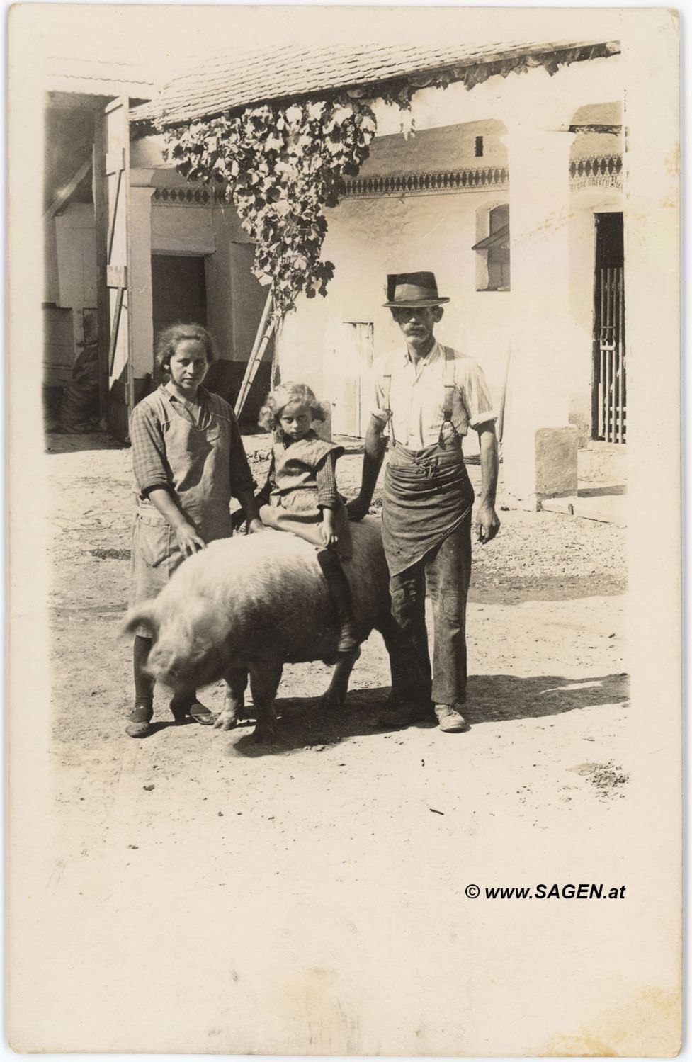 Bauernfamilie mit Schwein