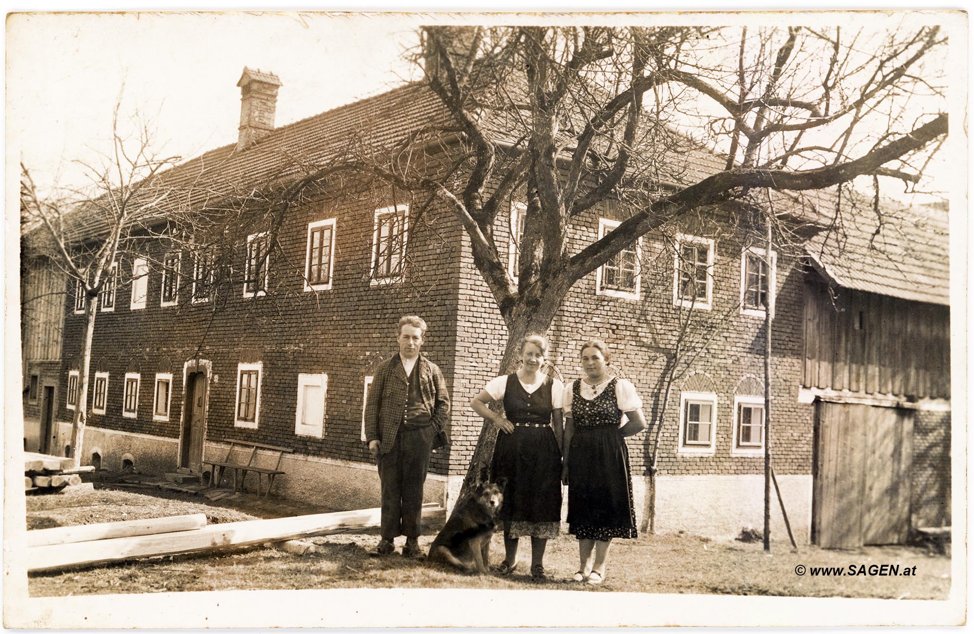 Bauernfamilie vor Bauernhof