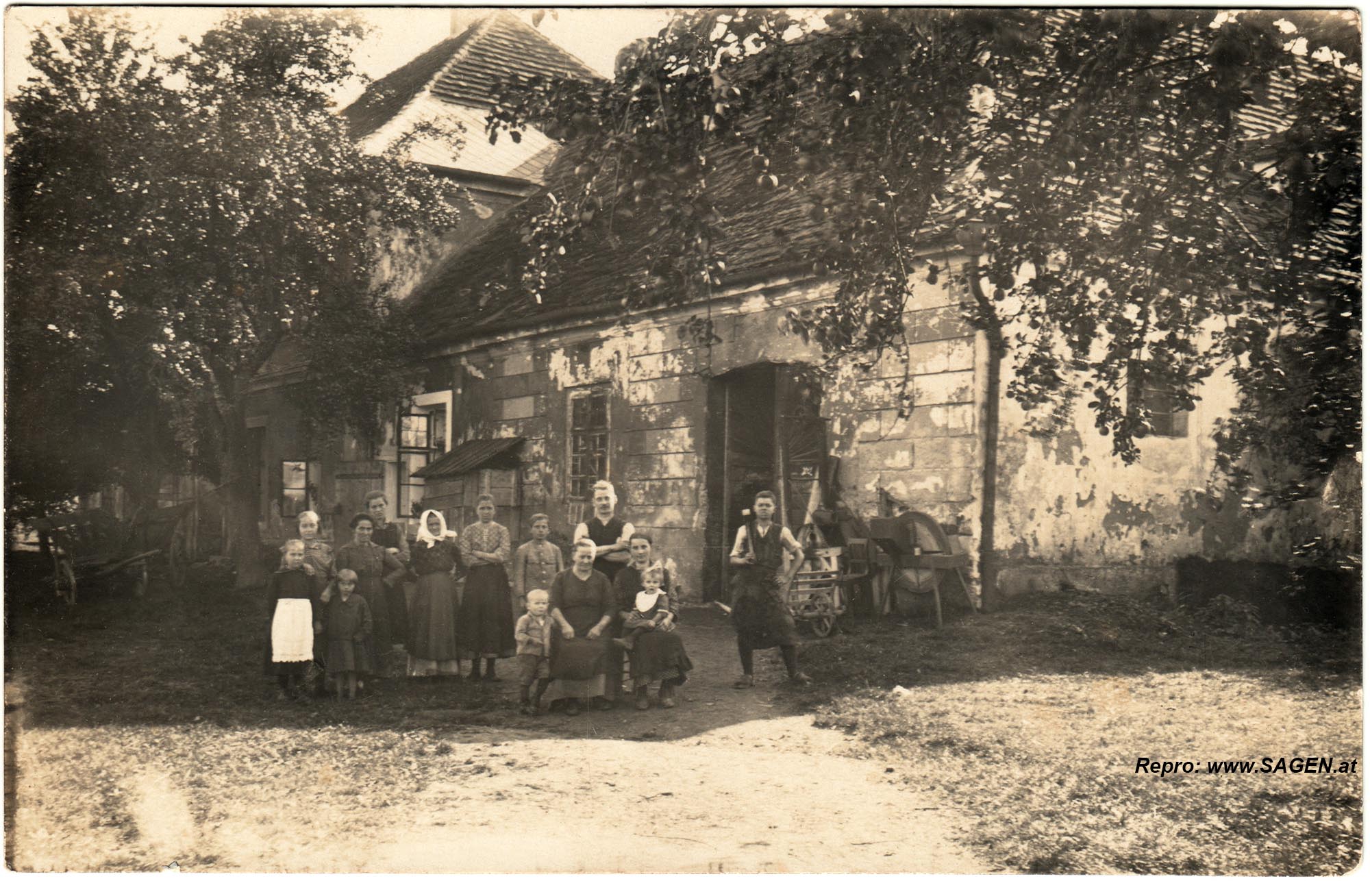 Bauernfamilie vor Bauernhof