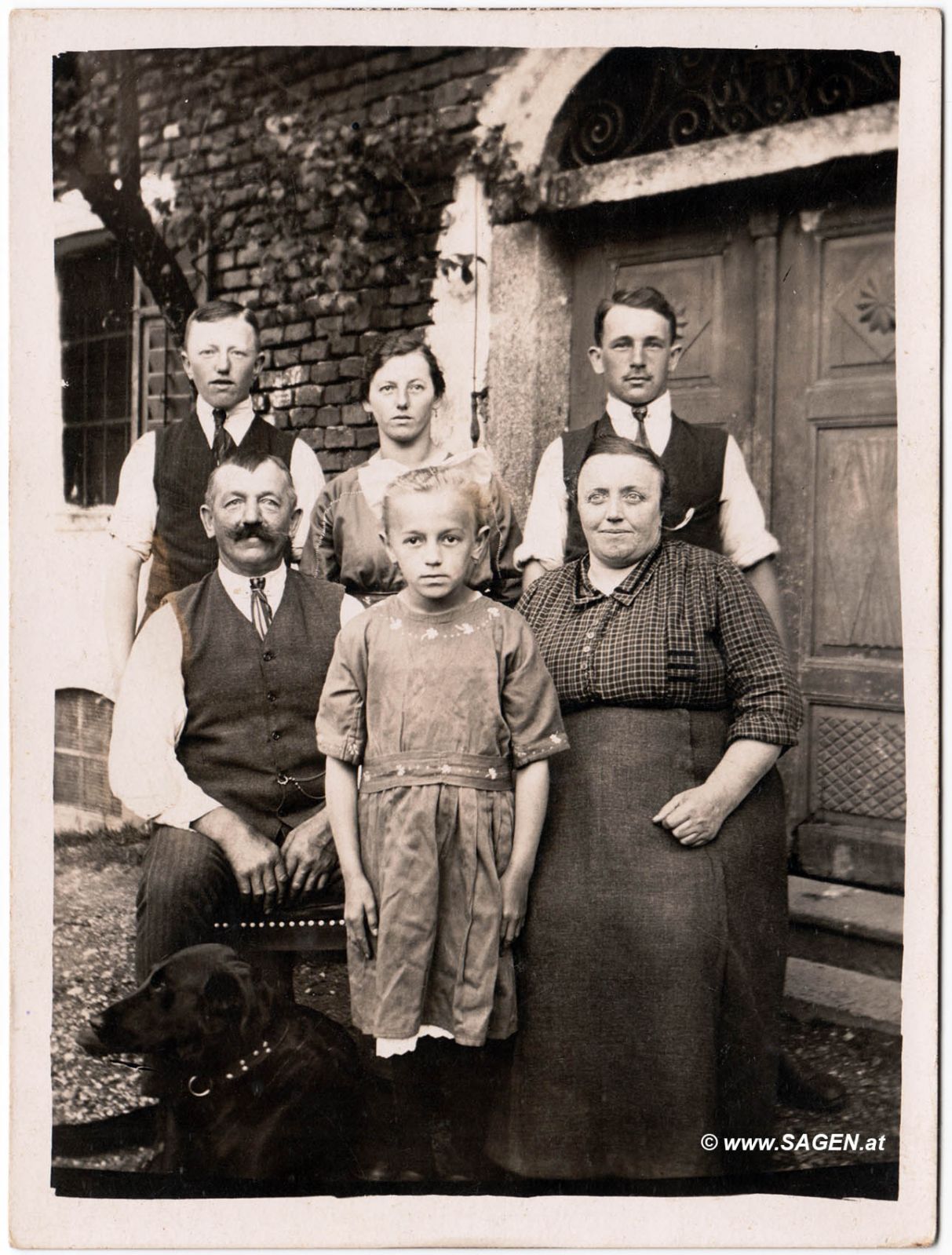 Bauernfamilie vor Hof, Oberösterreich