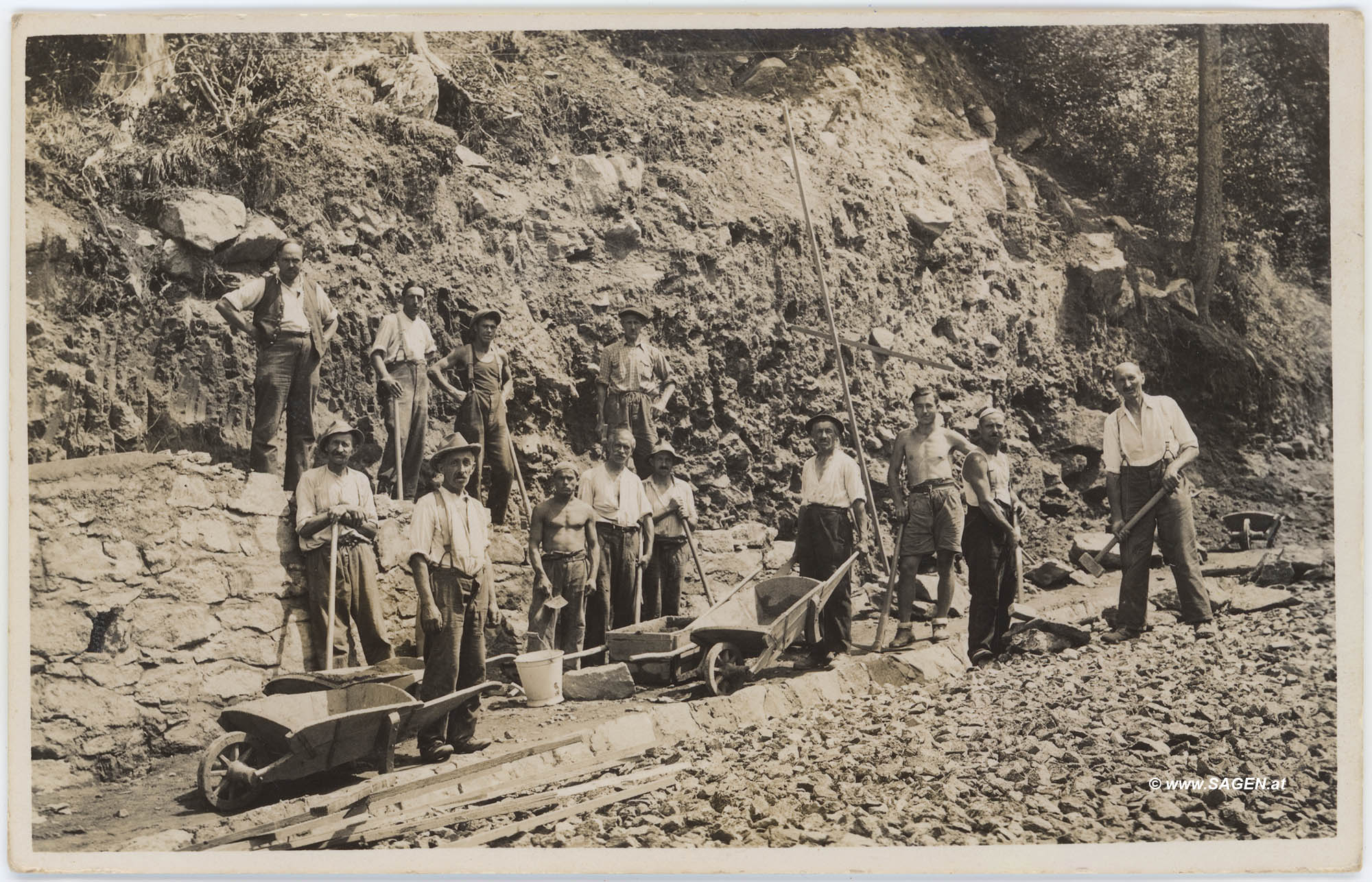 Baustelle Straßenbau mit Hangverbauung