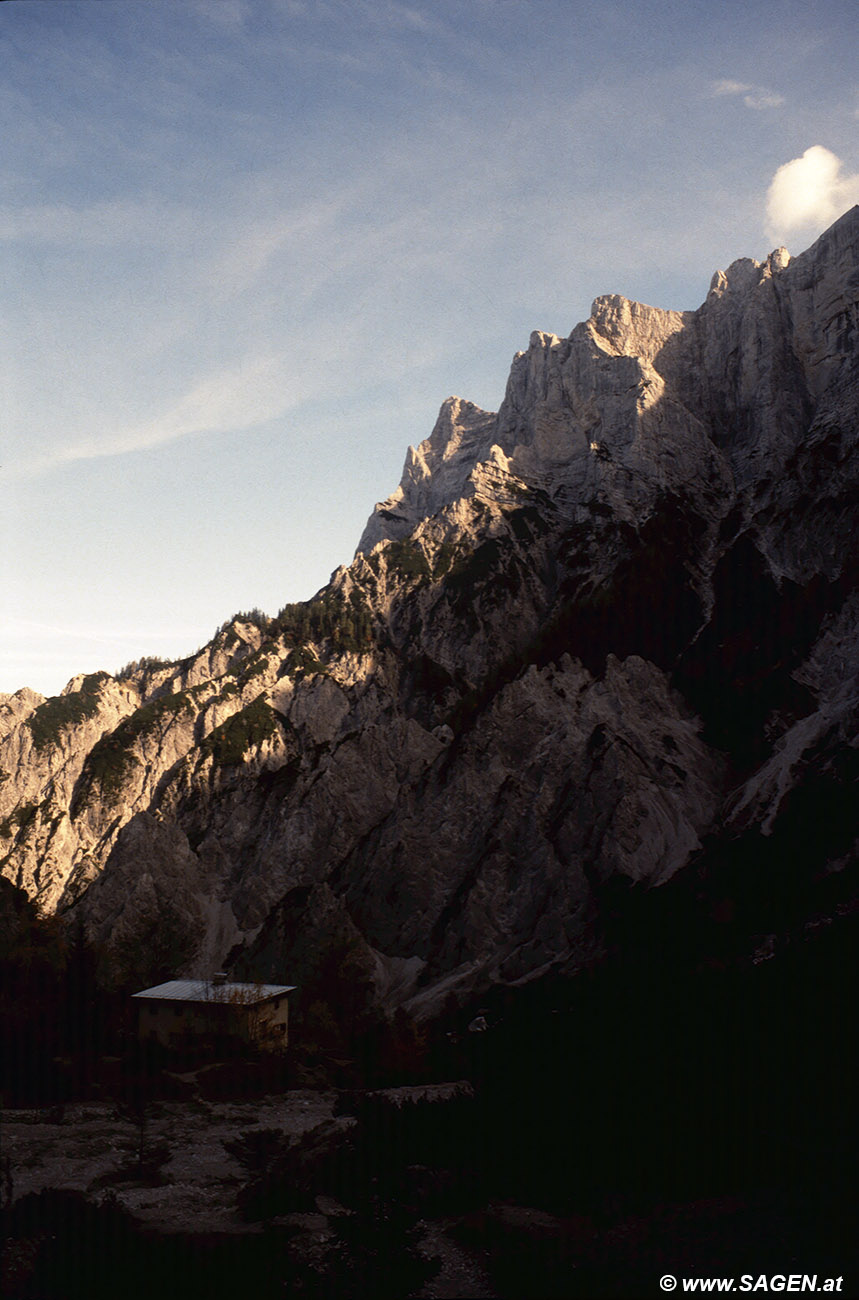 Beim Bergwandern in den Alpen