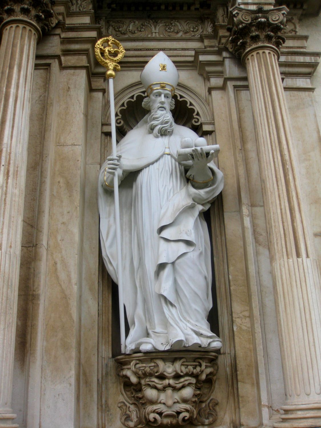 Benediktinerstift St. Lambrecht, Heiligenfigur im Innenhof