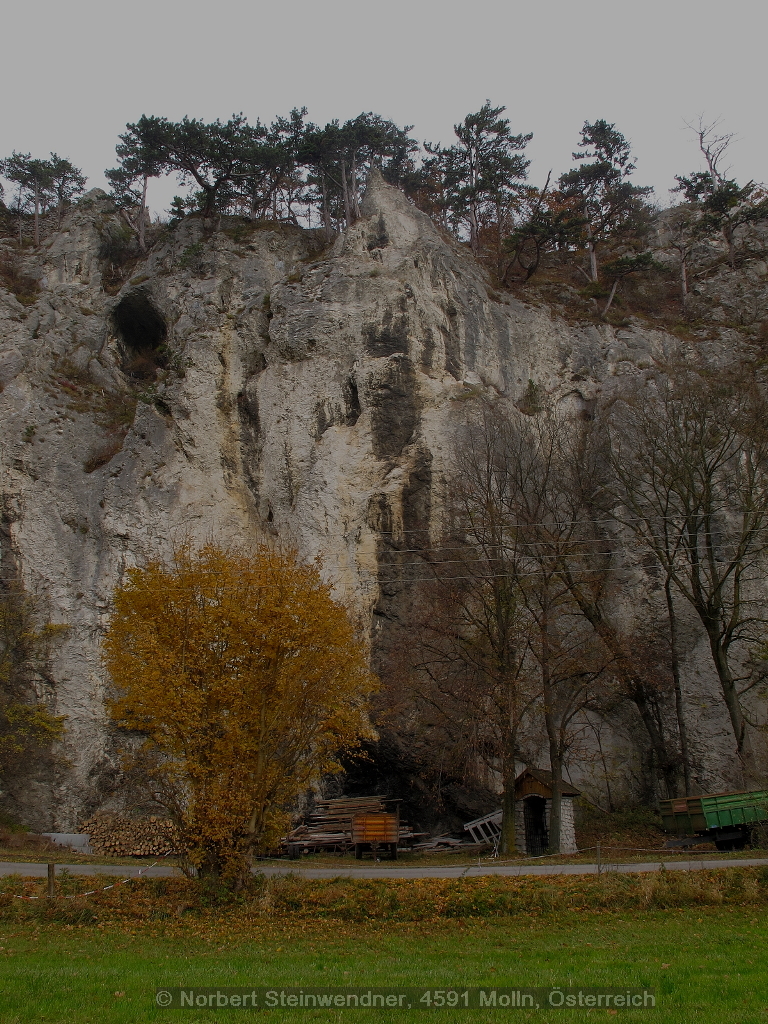 Bildstock unter Felswand