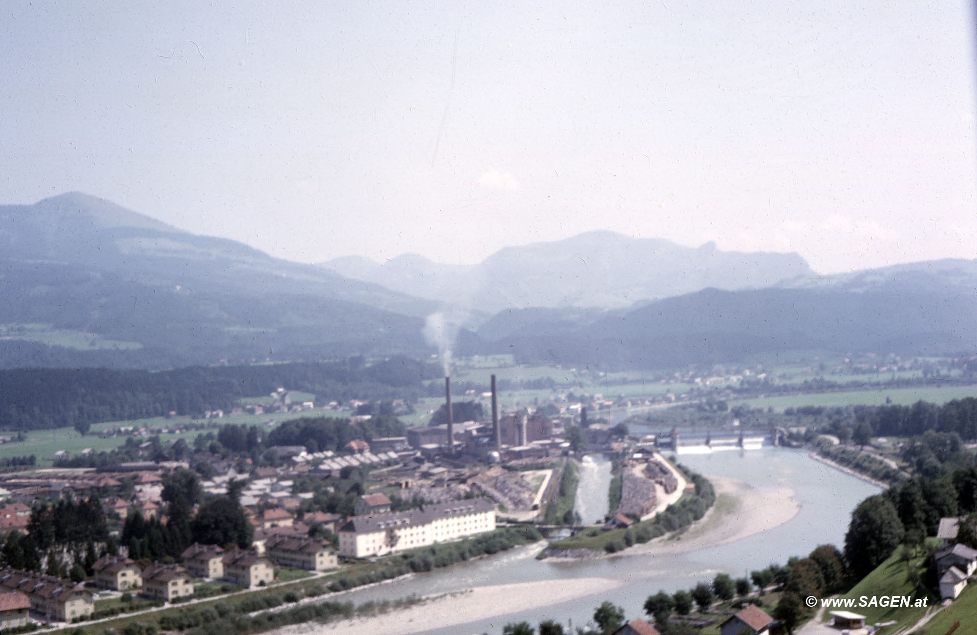 Blick auf die Papierfabrik in Hallein im Jahr 1964