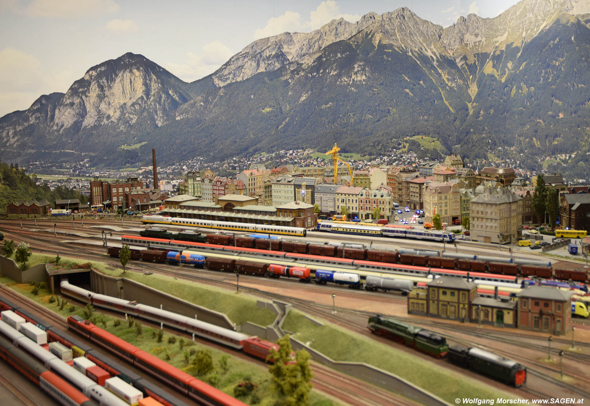 Blick auf Innsbruck über den Bahnhof