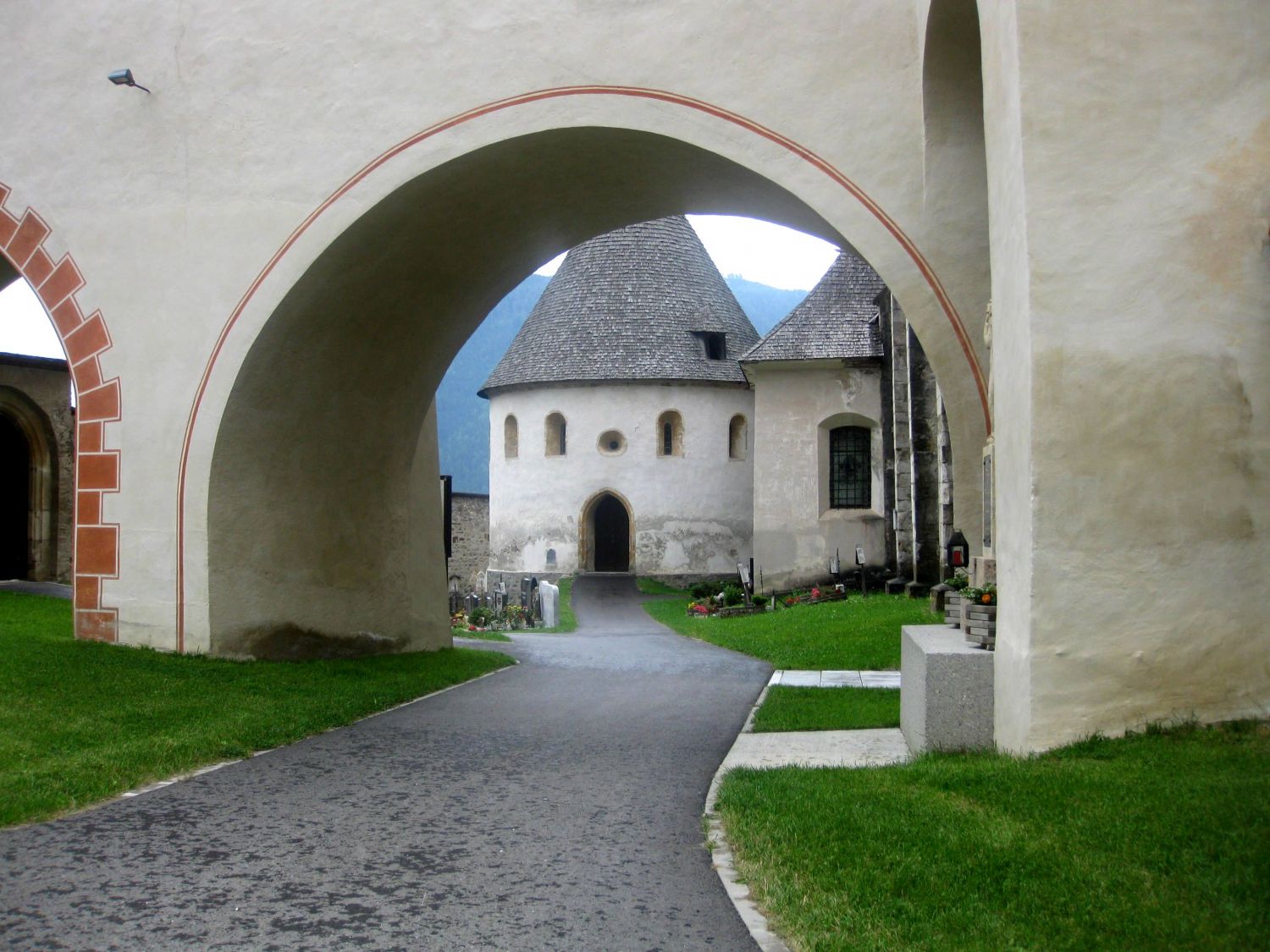 Blick zum Karner-Benediktinerstift St. Lambrecht