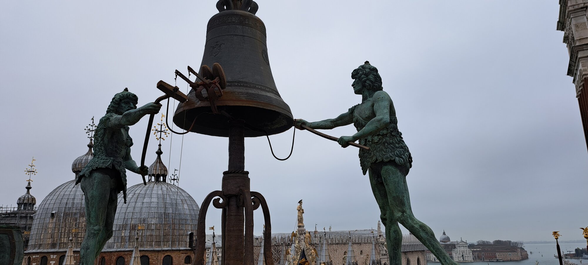 Bronzestatuen am Uhrturm