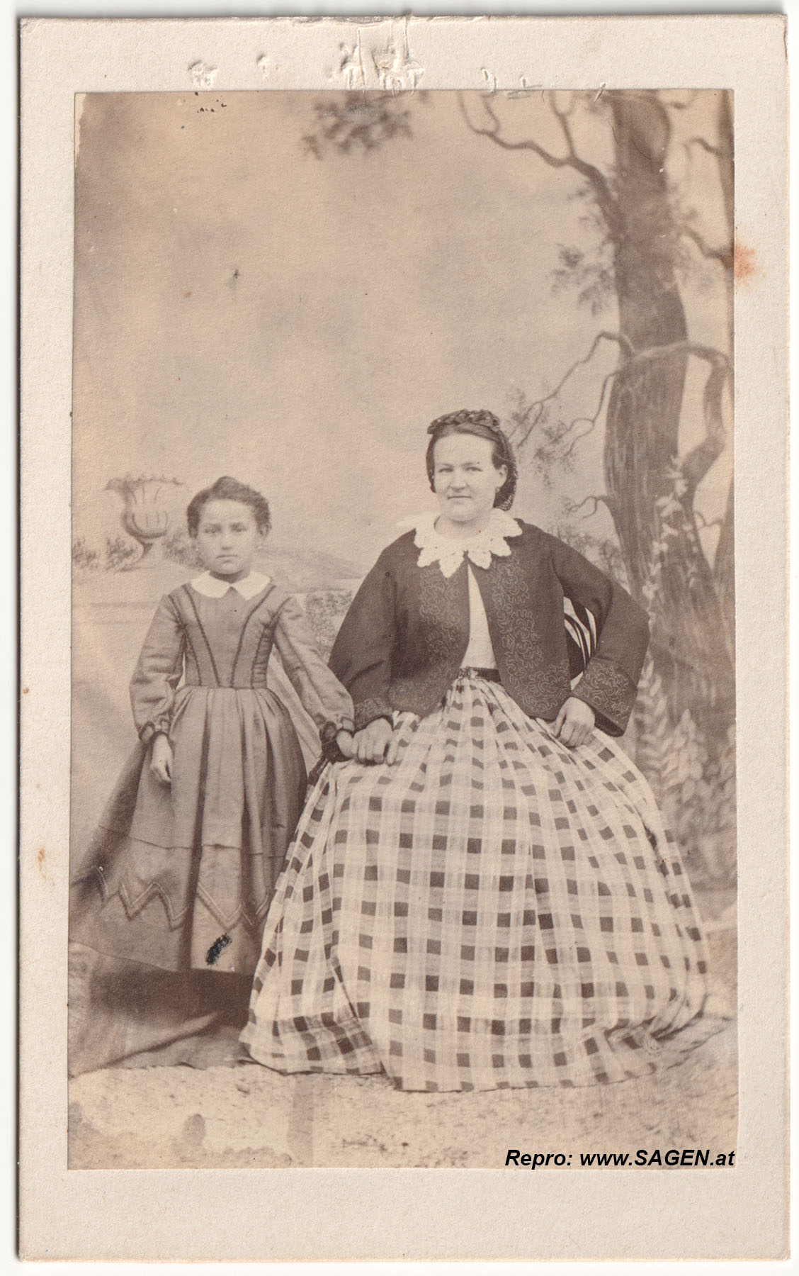 CdV Atelierporträt einer Mutter mit ihrer Tochter, 1860er Jahre