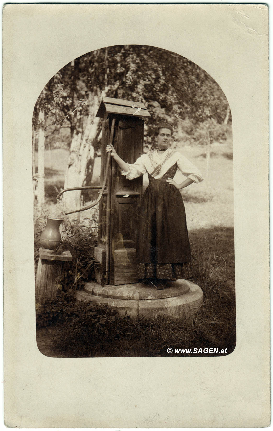 Dame in Salzburger Tracht am Ziehbrunnen