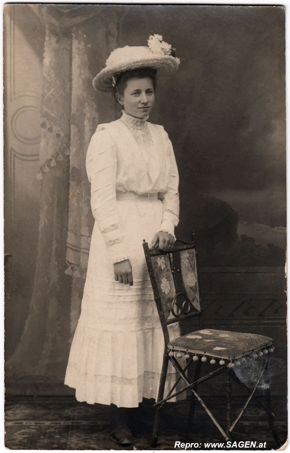 Dame in weißem Kleid und Hut