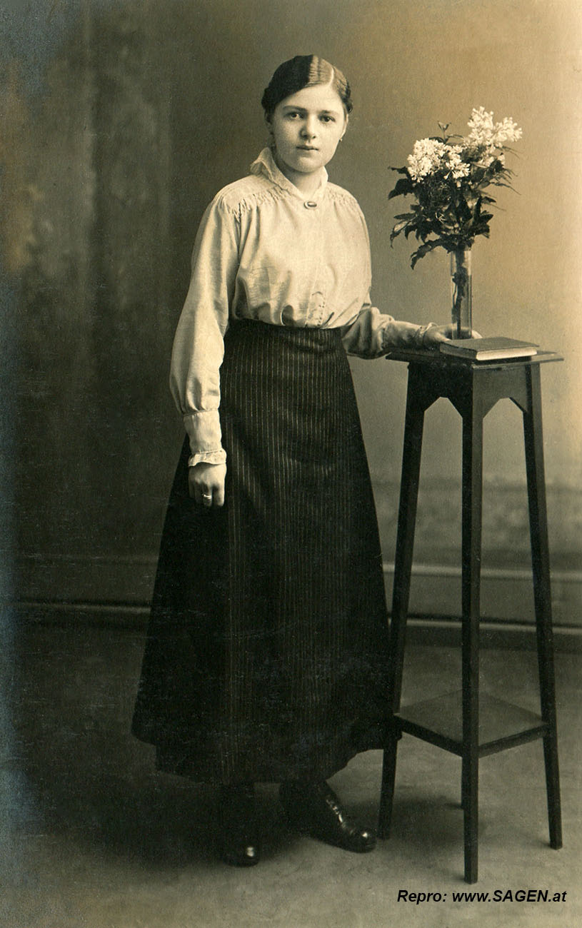 Dame, um 1910
