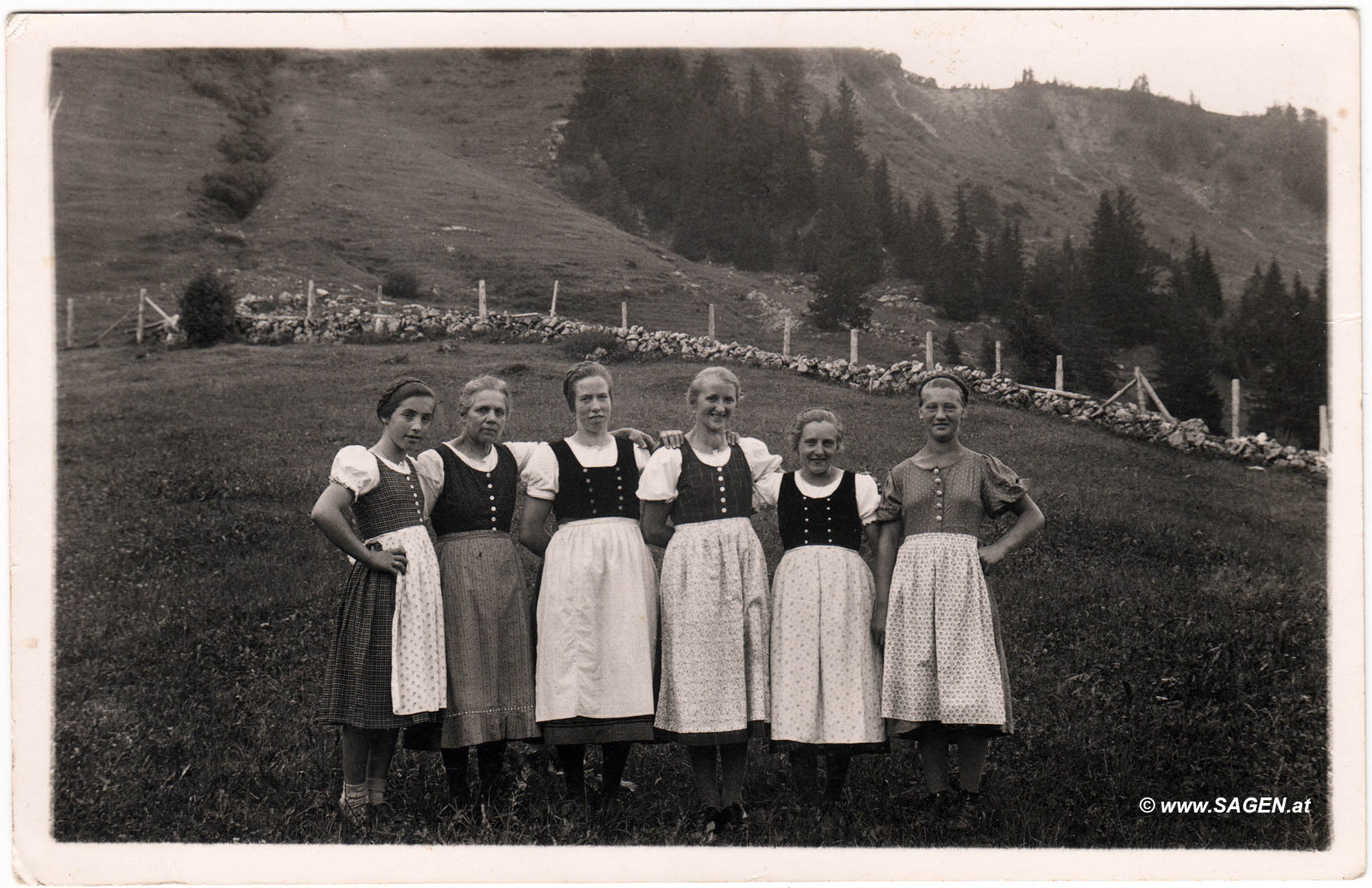 Damen in Tracht, Oberösterreich