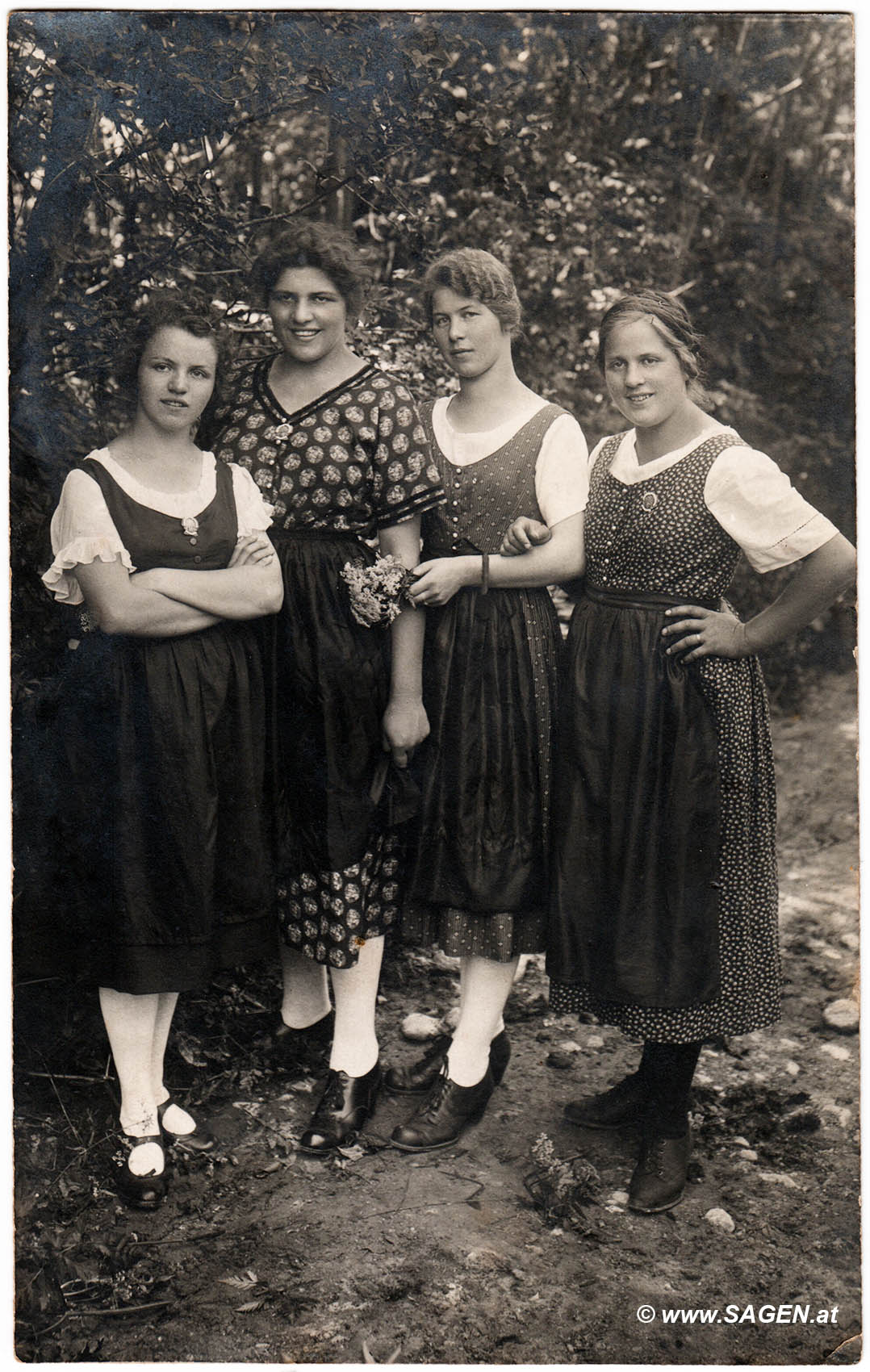 Damen in Tracht, Oberösterreich