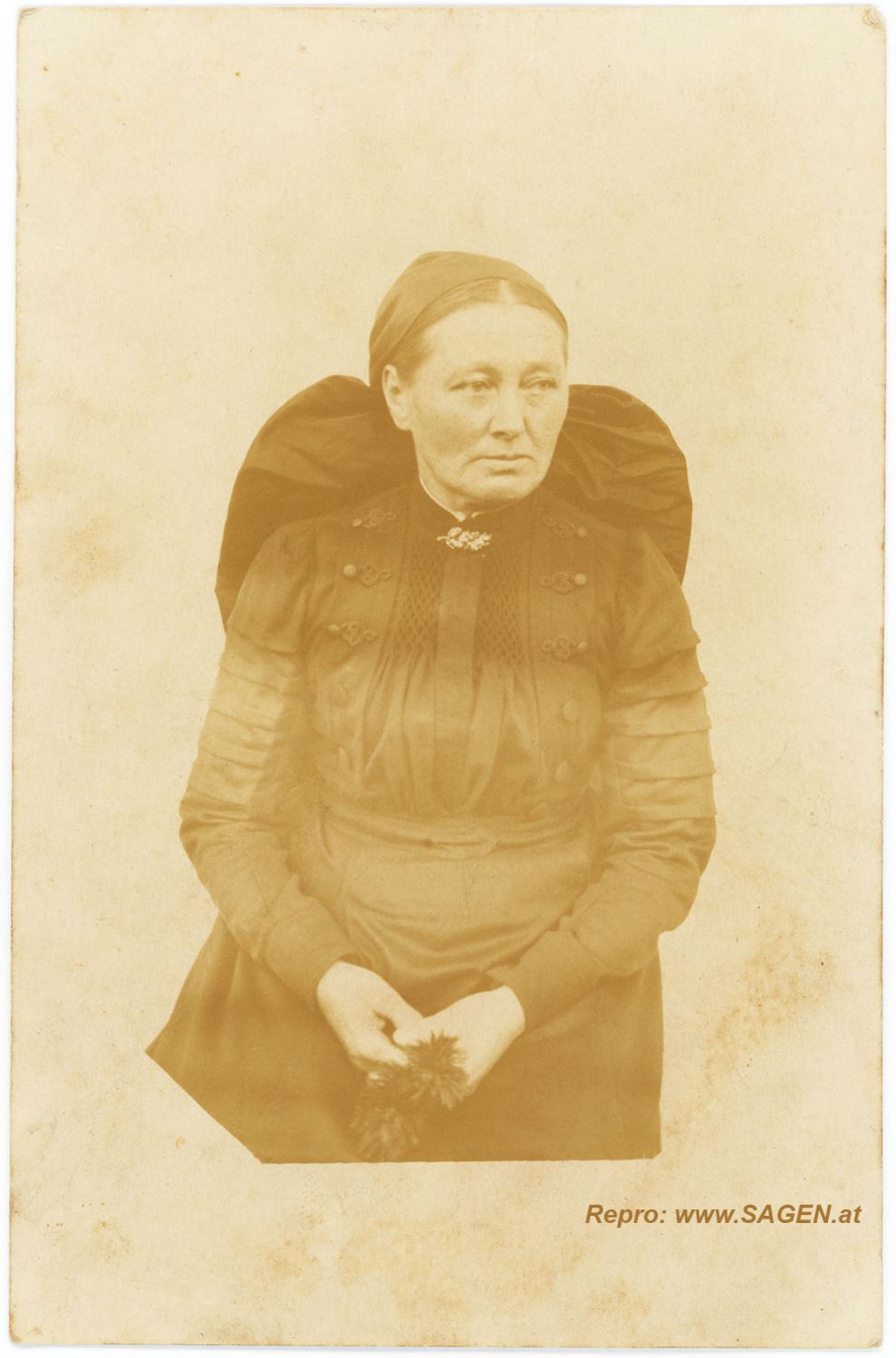 Damenporträt Tracht und Seidentaft-Kopftuch Hinterstoder 1917