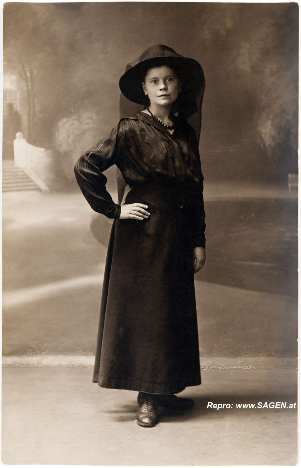 Damenportrait mit Hutschleier