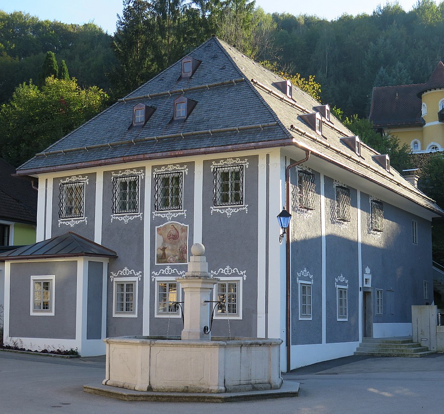 das ehemalige Hammerherrenhaus mit dem Marktbrunnen davor