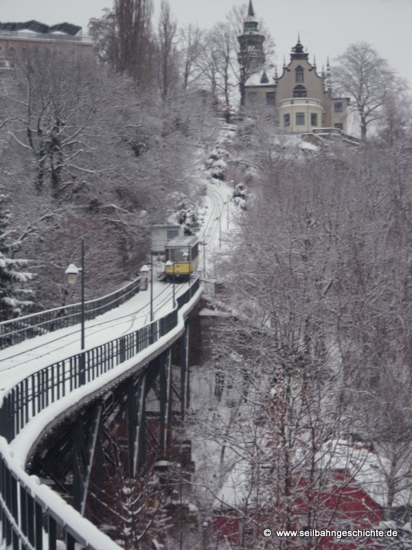Das klassische Bahnmotiv - Wagen, Gerüstviadukt und Villen