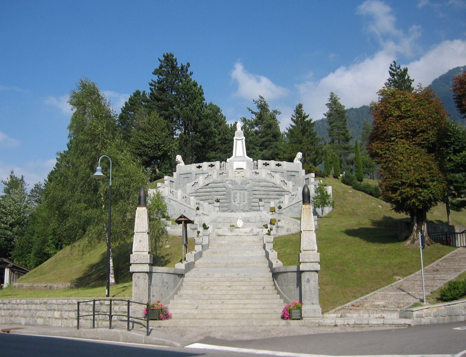 Das Monument und der Soldatenfriedhof in Bondo, Trentino