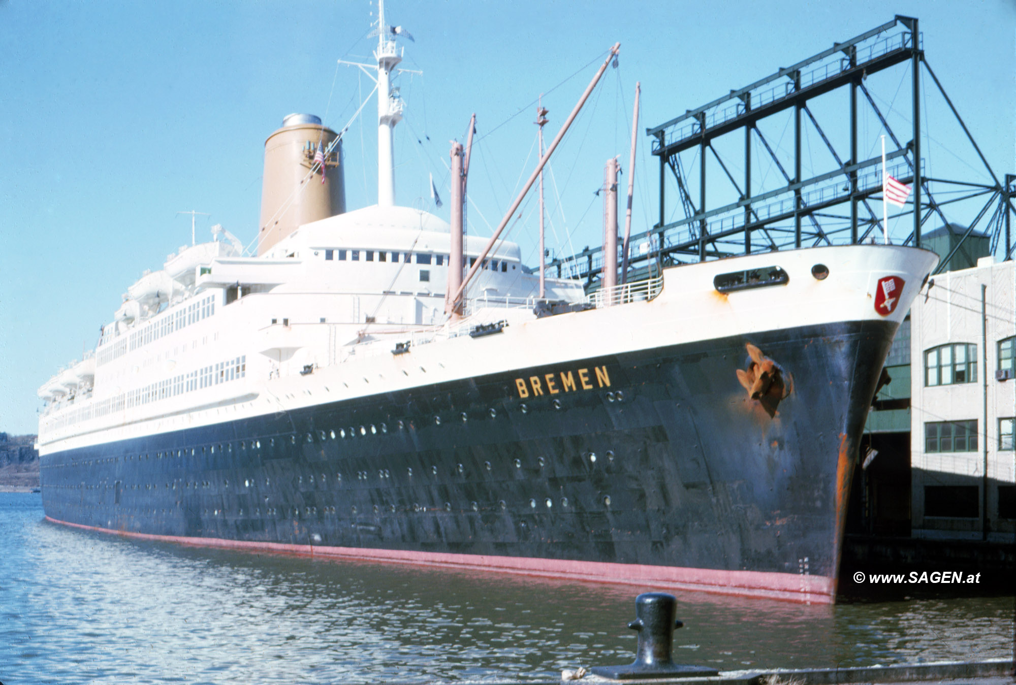 Das Schiff "Bremen" im Hafen von New York 1964