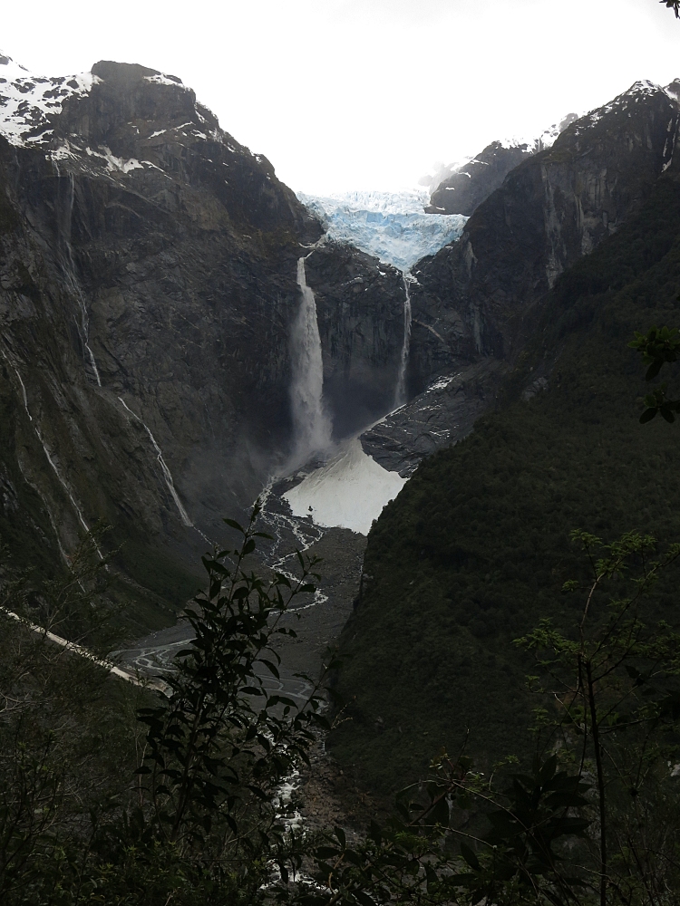 Der Wasserfall am Colgante Gletscher