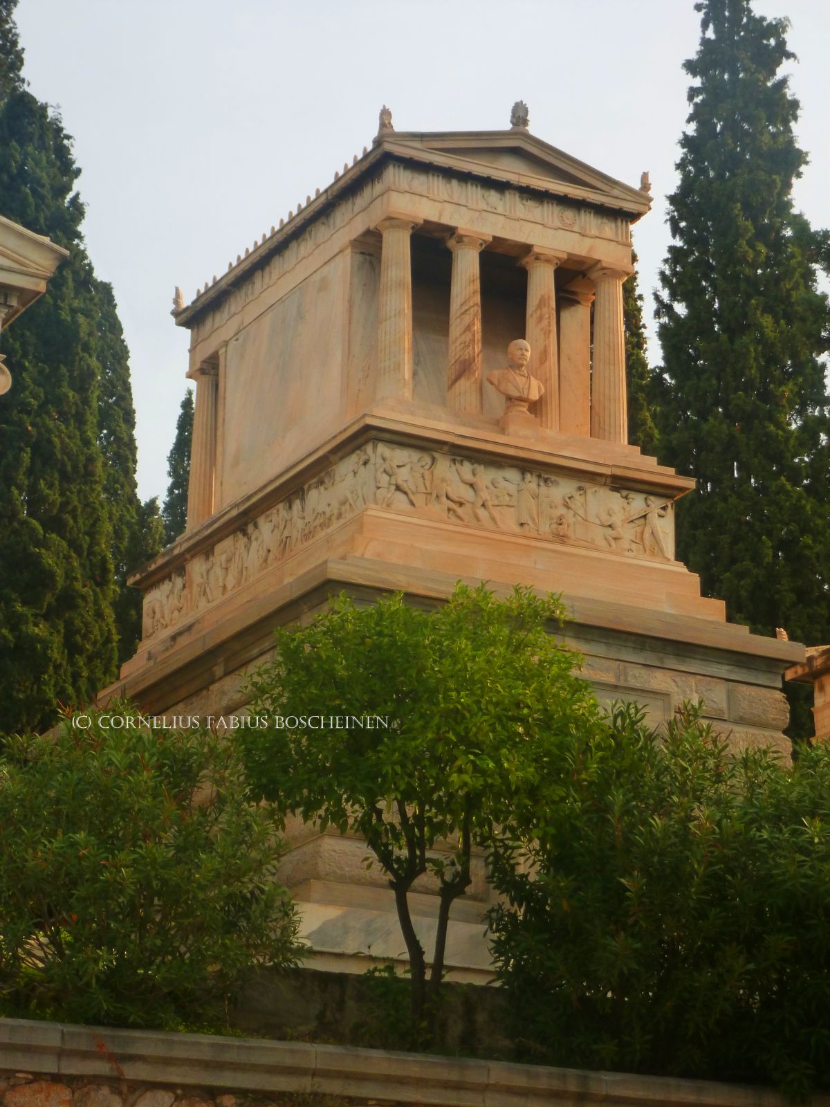 Der Weg zum Schliemann Mausoleum in Athen. Erster Athener Friedhof